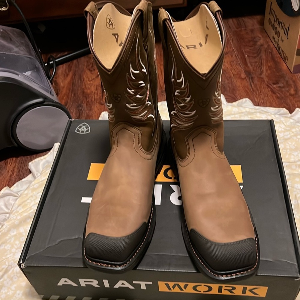 ARIAT,work wild,square toe,size,13,composite toe,electrical,hazard,u-turn entry